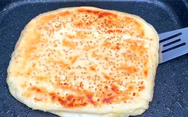 烙饼时，有人烫面，有人抹油，其实都不对，教你正确做法，太香了