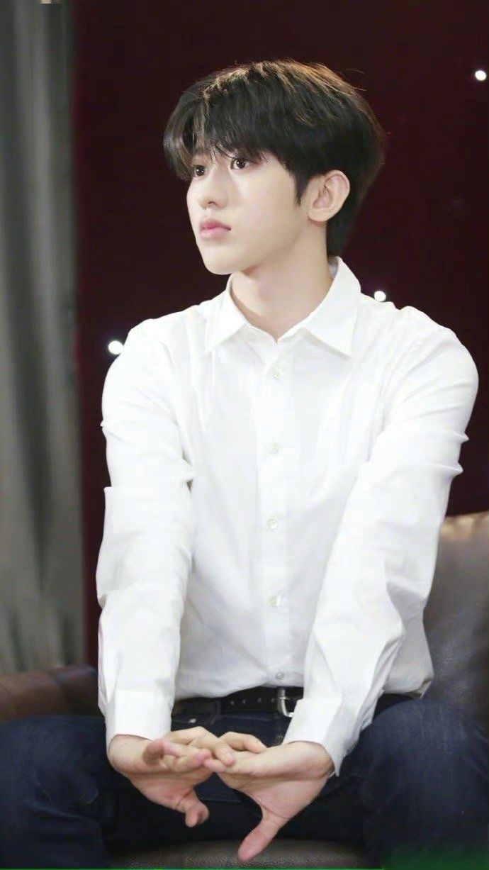 春季内搭不知穿什么？那就pick一件永不过时的白衬衫吧！