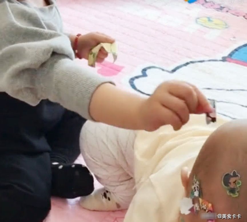 姐姐|妈妈让姐姐照看弟弟,进屋看到眼前画面乐翻,网友:不闹就行