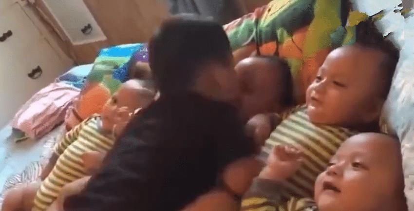 稀罕|面对家里的五胞胎，哥哥不知道“稀罕”谁好，挨个亲也亲不过来！