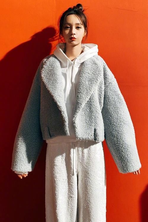 扎丸子头|女明星选择综合症!颗粒绒外套配牛仔裤,很是迷人