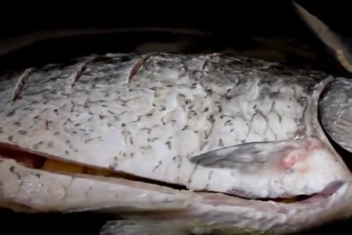  煎鱼时，别着急下锅，多加2步骤，不破皮，不粘锅，肉质鲜嫩又好吃