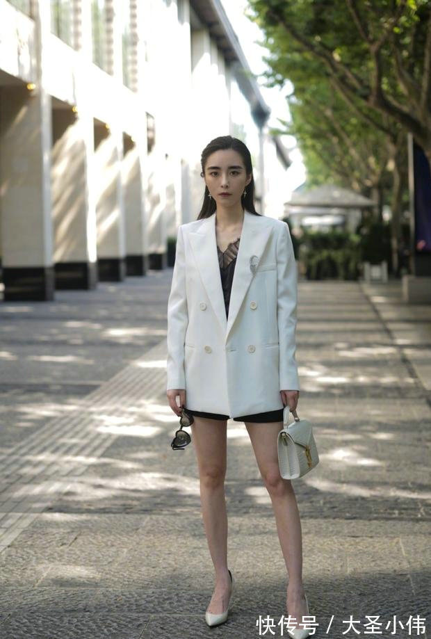 粉红色|美女街拍:小姐姐斜挎一个精致的编织单肩包,凸显了小女生清新可人的气质