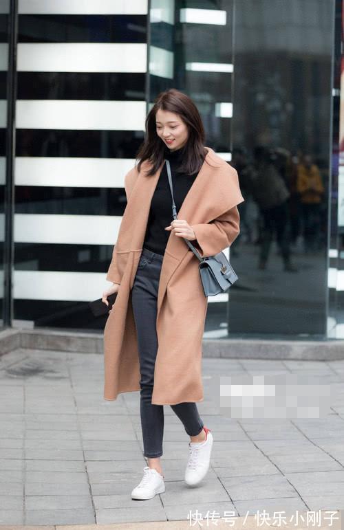 太阳镜 牛仔裤休闲又不失气质,搭配时髦的背心,绽放不一样的魅力