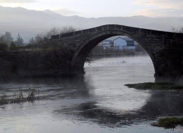 云南藏着一座不收门票的古镇，物价低廉，当地人：游客来了不愿走