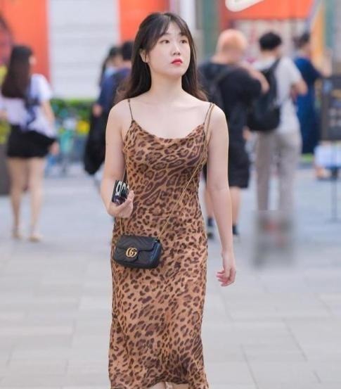 搭配 “豹纹裙”、舒适的美感和野性,整体搭配很有气质!