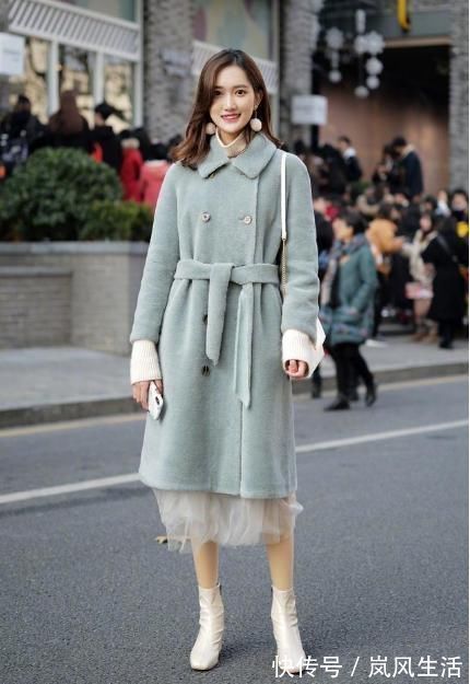 小个子 入冬最流行的大衣,是“过膝不过踝”,小个子女生穿时髦又显高