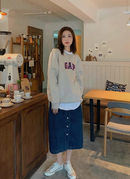 卫衣下面一定不要穿裤子，今年流行这样穿，时髦显高很适合小个子