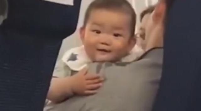 叮叮|“馋猫宝宝”高铁上看到有人吃东西,流了爸爸一肩膀口水,太萌了