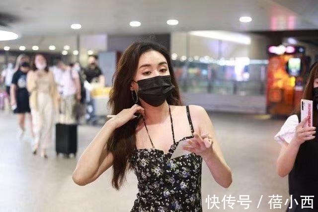 穿搭|164高的郑合惠子穿得好清凉,穿吊带碎花裙看着没有80斤,真羡慕