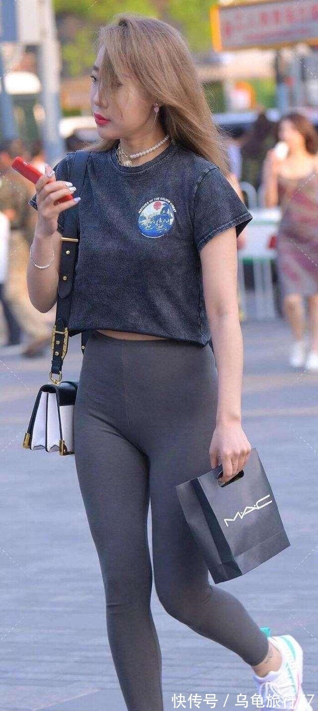 上衣 黑色打底裤搭配白色上衣,看起来才会协调,较为素雅一些!