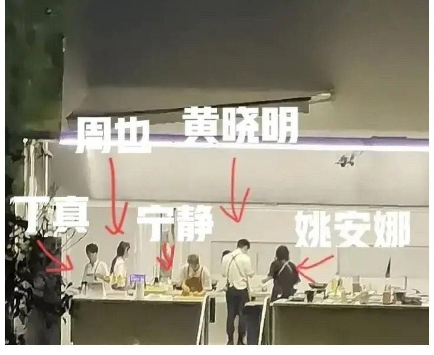 姚安娜|二公主姚安娜現(xiàn)身中餐廳錄制，拎著大包小包，助理連忙上前幫她拎