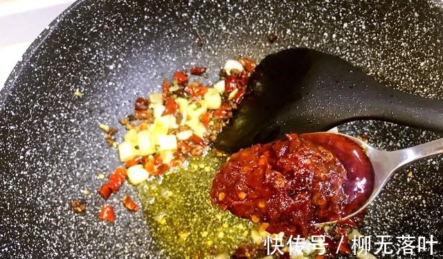 聚餐的时候吃什么下酒菜，鲜味辣炒蛏子，做法简单，香辣美味！