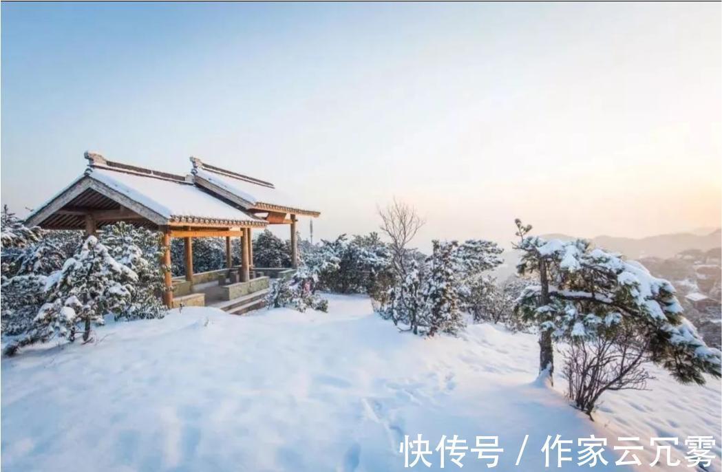 诗人&清代诗人一首咏雪诗,大雪纷飞白梅盛开,道尽下雪的况味和意境