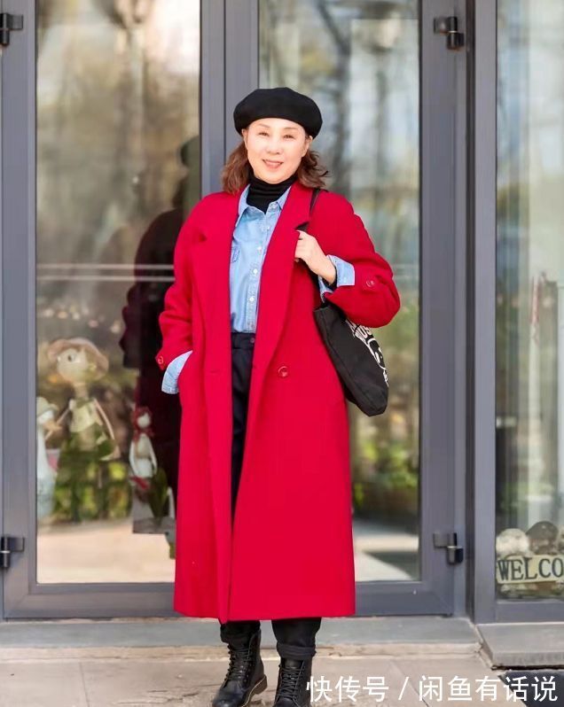 时髦|新年就该穿得喜庆,学65岁博主用一件红色大衣,搭出奶奶辈的时髦
