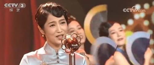 夜上海|春妮:成央视常客,CCTV-3《幸福账单》节目中又是主持又是秀唱功