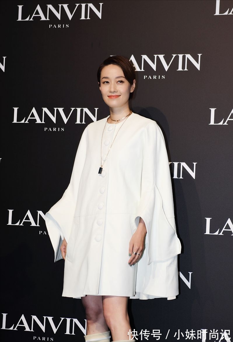 斗篷|马伊琍终于换风格了,穿白色斗篷连衣裙配袜靴,气场很难被超越