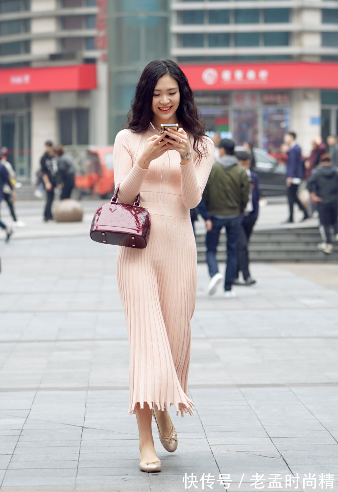 开衫|街拍,开衫毛衣内搭米色连衣裙,时髦又有女人味!