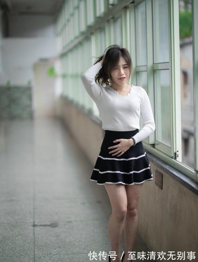 知性 温柔纯洁的白色针织衫搭配深蓝色高腰A字裙,简约干练又知性优雅!