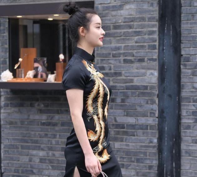 凤凰 精致美女身穿霸气的黑色“凤袍”,独特气质让人惊艳