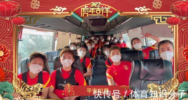 中国乒乓球队|除夕夜,宁泽涛一袭红衣,女排国手丸子头,孙一文“左拥右抱”!