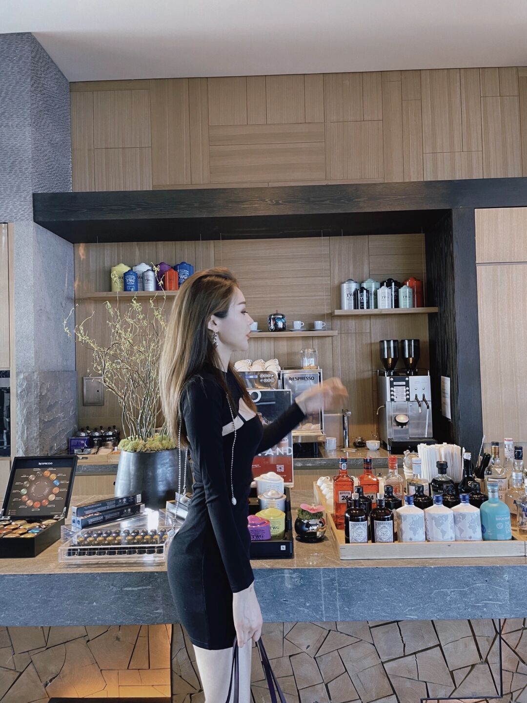 咖啡厅 咖啡厅的小姐姐, 黑色修身超短裙, 成为全场焦点