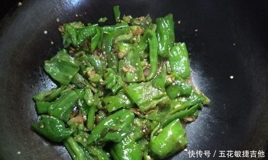 这样,青椒,好吃却不辣,孩子们很喜欢,每次上桌都要吃