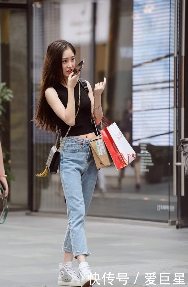 街拍:文艺女神身着“青花瓷”旗袍,长发及腰,温婉动人!