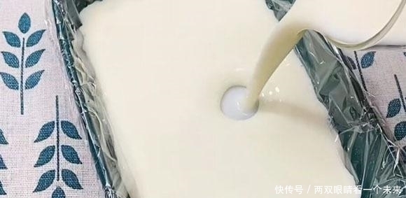 气温回暖了,这款甜品我家最近常吃,无需烤箱,熬一熬放凉就能吃