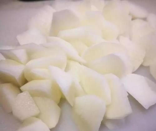  上桌|萝卜炖肉过时了，这么做萝卜，上桌几分钟就吃完，比吃肉强多了