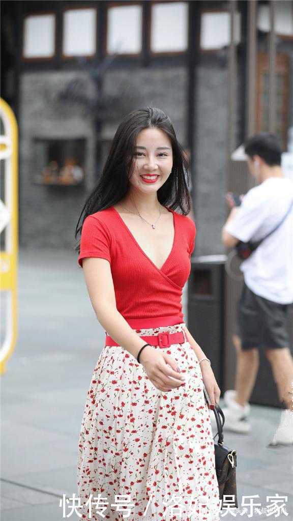 这身时尚穿搭,穿出邻家大姐姐的感觉,自信大方具有亲和力