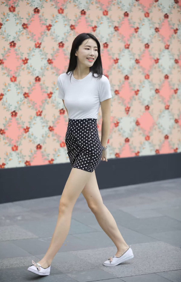 鞋子 鞋子买小两个号,走路前脚不敢着地,换我早“光脚丫子”了