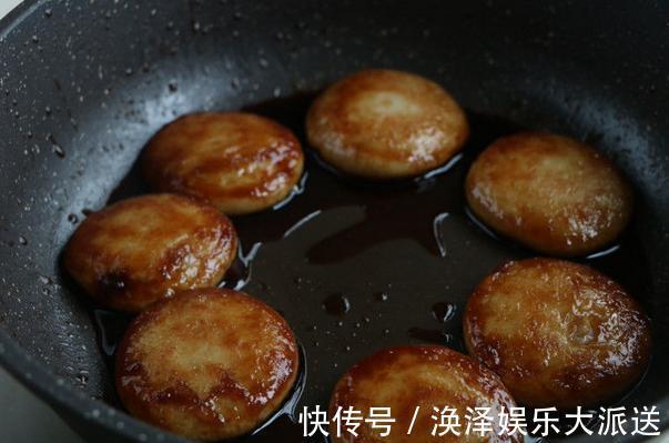 芋头|芋头做成的红糍粑,1块芋头1把糯米饭,软糯又香甜