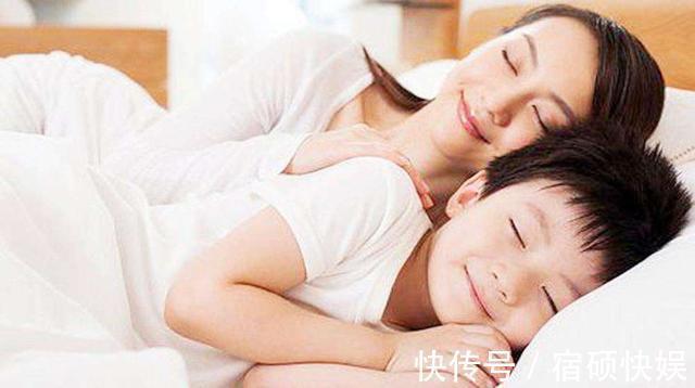 男孩|男孩8岁还戒不掉母乳,妈妈无奈带去医院,医生直摇头治不了