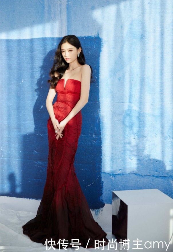 拉进黑名单的“死亡白袜”,却被林允穿出高级感,秀出漫画腿太撩了