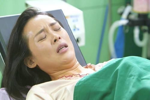 医生|“医生，能别用产钳吗？”产妇忍痛换跪姿分娩，为母则刚很感人