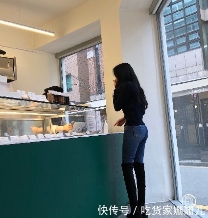  时尚|街拍：时尚长筒靴搭配性感紧身裤，尽显小姐姐凹凸有致性感身材