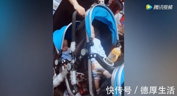 弟弟|奶奶一人带三胞胎上街,一手推三车,前排弟弟的反应太可爱