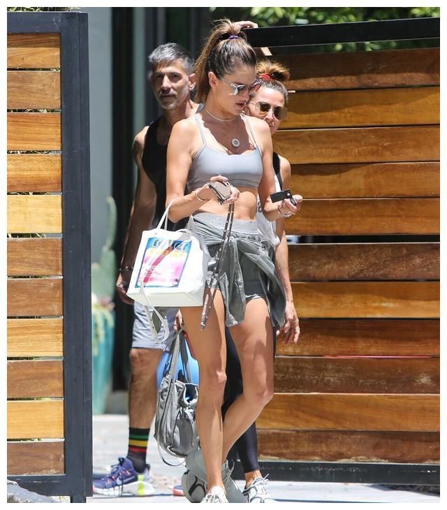 安布罗休|亚历山大·安布罗休：运动背心搭配运动短裤，腹肌惹眼身材超辣