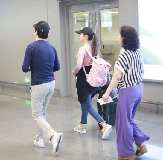 生了娃果然不一样, 吉娜高调秀身材, 却被穿潮牌的婆婆抢了风头