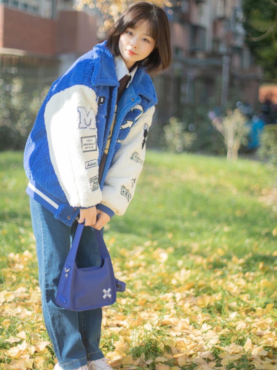 冬天|普通女生怎么穿?蓝白拼接羊羔毛外套+直筒牛仔裤,休闲又百搭!