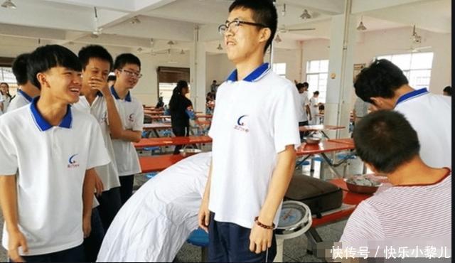 身高|“00后是吃啥长大的？”，因娃长太高引老师不满，连训话都不敢了