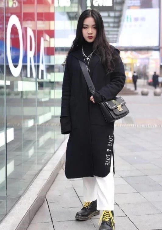 街拍：温柔可人的小美女，身穿吊带连衣裙，时尚清新靓丽