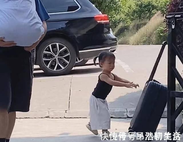 亲子关系|妈妈带女儿迎接爸爸回家，夫妻相见，卿卿我我，女儿打翻了醋坛子