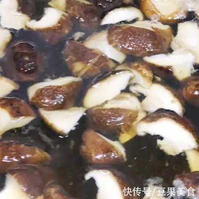 此菜有菇中皇后美称，老年人可以适当多吃，让血液里的脂肪不升高