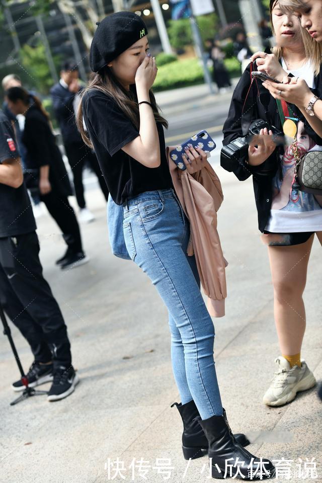 黑色短袖搭配蓝色长裤，可以穿出一种既休闲，又酷的感觉