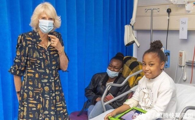 梅根|卡米拉穿蓝色衬衫裙亮相真得意!脸上皱纹挤在一起,王后位子稳了