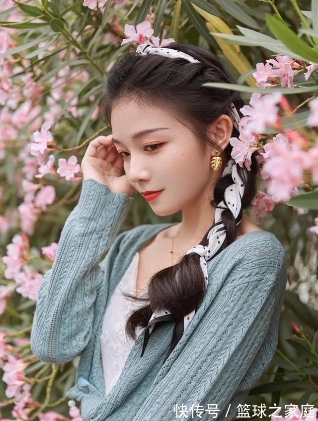 头发 别再披头散发了!这3个发型小技巧显嫩又高级!