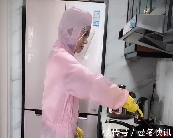 |搞笑GIF趣图:谁先抬头谁做饭,小两口婚礼上僵持了半个小时!