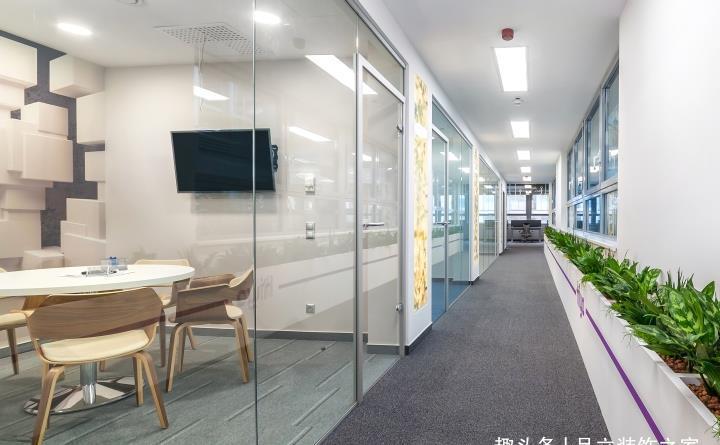 彩艺|办公室装修中玻璃隔断的优点